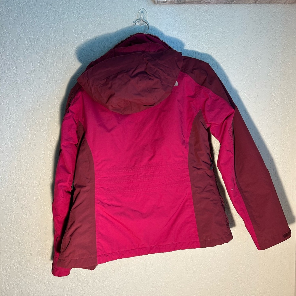 The North Face Women's Two-Tone Burgundy Jacket 🧥 Size Medium - Picture 3 of 3